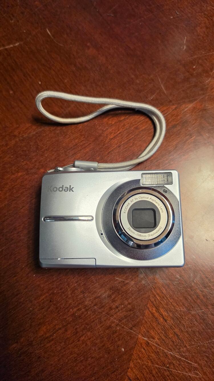 Kodak EasyShare C913 Digital Camera 3x Zoom w/ bag and 2GB SD card Tested